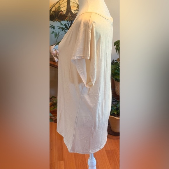 Women’s Ivory Stretchy Cap Sleeves Casual V-neck T-shirt Size Large Polyester - Picture 3 of 11